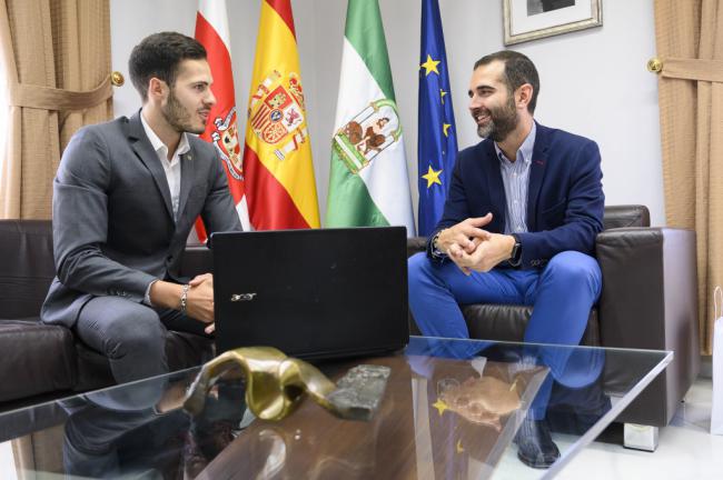 El alcalde recibe al representante de Almería en Mister International Spain