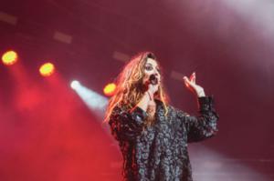 Malú encanta a su público con un concierto con miles de personas en Playa Serena