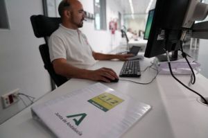 Una plancha de cien kilos mata a un trabajador en Níjar