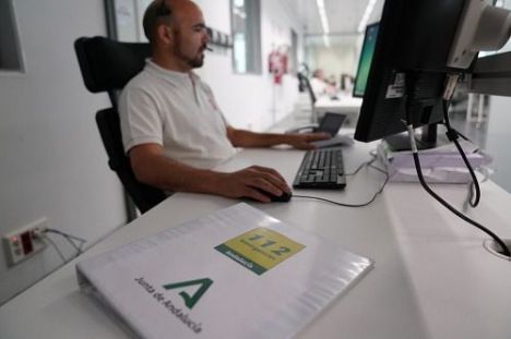 Una plancha de cien kilos mata a un trabajador en Níjar