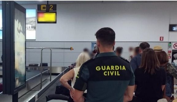 Libertad para la joven que intentó abandonar el país con una menor tras quebrantar el alejamiento