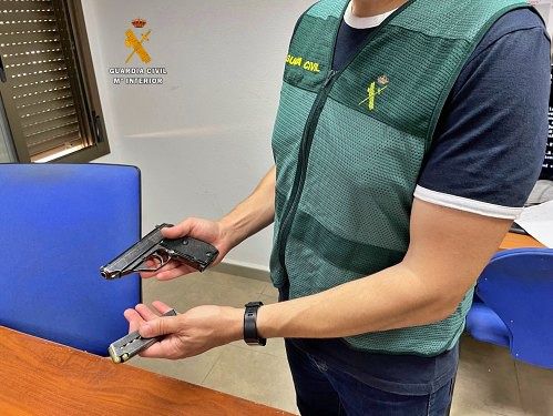 Le metieron la pistola en la boca para atracarle