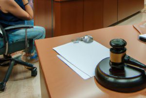 Condenados a un año de prisión por robar 350 euros