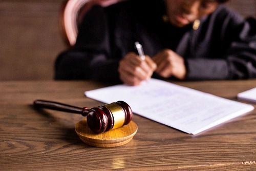 El TSJA reconoce que 8 días para un caso de 600 folios es poco tiempo para un abogado