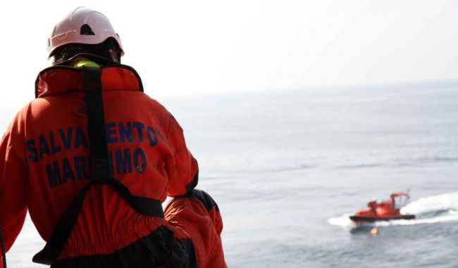 Salvamento Marítimo rescata a 18 migrantes de una patera
