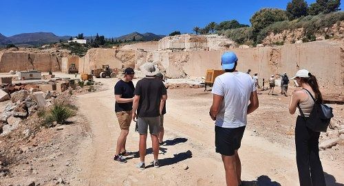 Almerienses tras el descubrimiento de unos dólmenes en Málaga