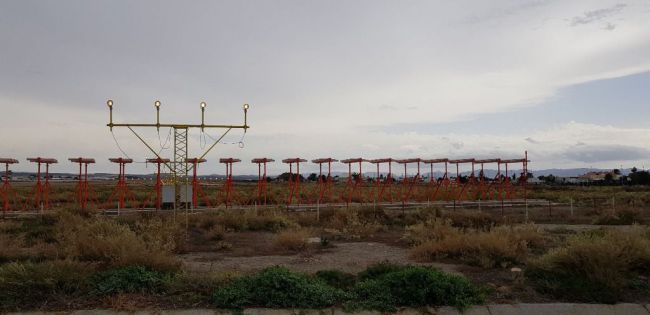 El Aeropuerto de Almería busca halcones y perros para proteger sus pistas