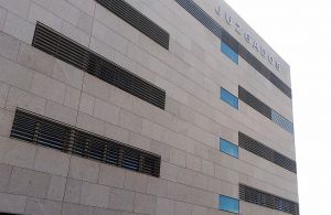 Para qué sirve la sala Gesell de la Ciudad de la Justicia de Almería