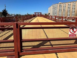 No pasa nada por tirarse al mar desde el Cable Inglés tras saltar la valla