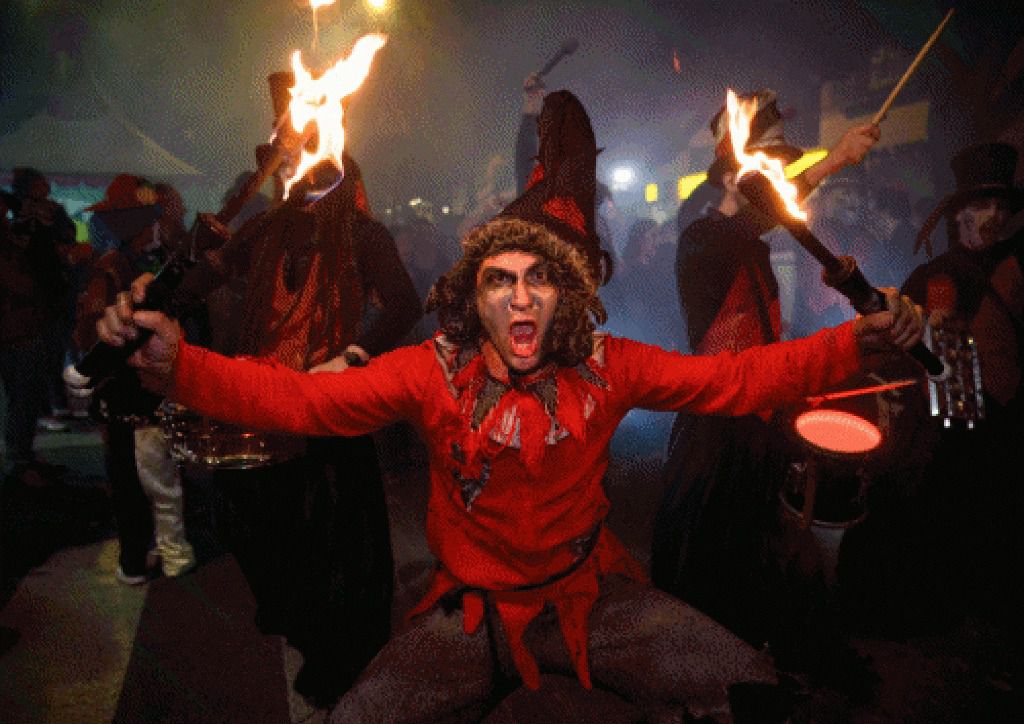 Una multitudinaria Noche en Negro anima el centro y los barrios de Almería Una multitudinaria Noche en Negro anima el centro y los barrios de Almería