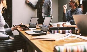 10 contratos al mes para salir del paro en Almería