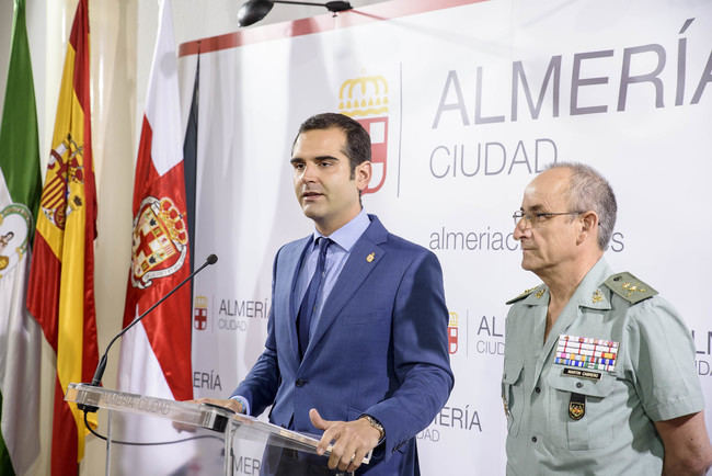 El alcalde presenta junto al general de la Brigada de la Legión lel Día de las Fuerzas Armadas