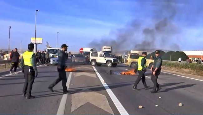 Manifestaciones agrícolas en Almería causan importantes retenciones en la A-7