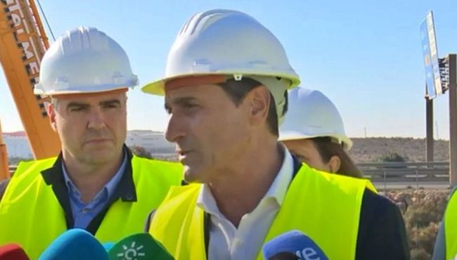 Delegado del Gobierno en Andalucía defiende inversiones y consejera exige más