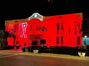 Vícar Se Ilumina De Rojo Por Los Afectados De Hemocromatosis