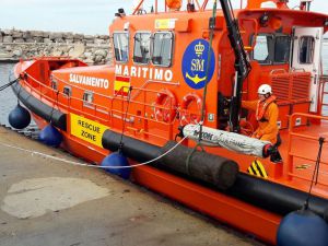 Rescatados 16 migrantes en Carboneras tras llegar a la costa en patera
