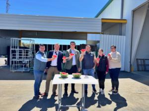 Garrido se interesa por la campaña de la sandía en el Campo de Níjar