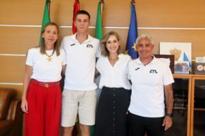 La alcaldesa de El Ejido recibe al joven remero Robert Privistirescu