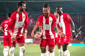 Almería se impone 2-1 y sigue en la lucha por el play-off