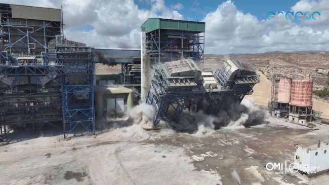 Voladura controlada de la última caldera de la térmica de Carboneras