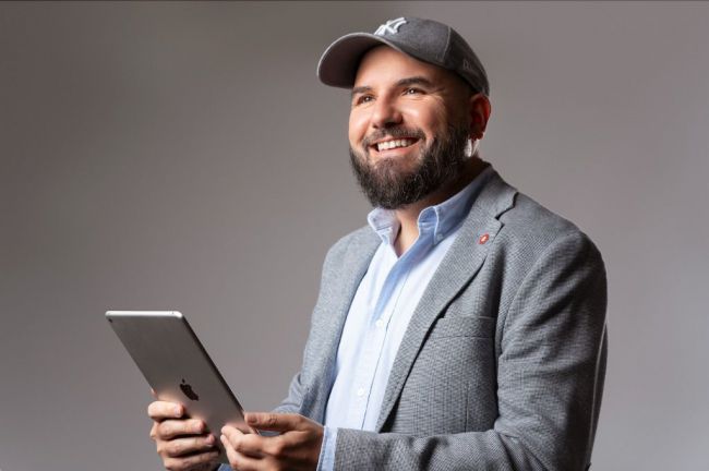 Manuel Moreno recibe el Premio de Internet 2025