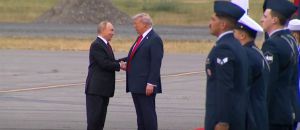 Trump recibe a Putin en Alaska con un fuerte apretón de manos