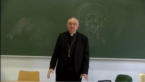El Obispo pone su experiencia en migraciones como garantía de que "no va a salir mal" el proyecto formativo en el Seminario