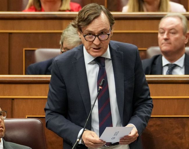 Hernando saca a Huawei y a Begoña Gómez en su pregunta al Gobierno