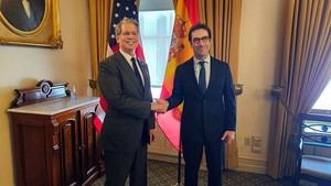 EE.UU. solicita a España aumentar su gasto militar y rechaza la 'tasa Google'