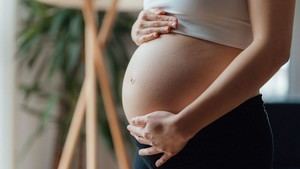 Gobierno restringe inscripción de bebés de gestación subrogada en consulados