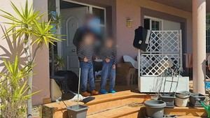 Padres engañan a sus hijos y los encierran por años