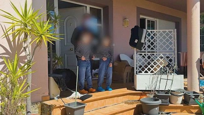 Padres engañan a sus hijos y los encierran por años
