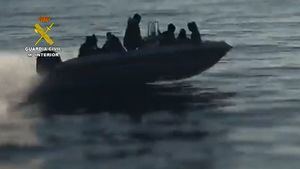 Salvamento Marítimo rescata a 12 varones en una patera a la deriva frente a Garrucha