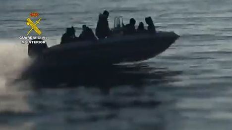 Salvamento Marítimo rescata a 12 varones en una patera a la deriva frente a Garrucha