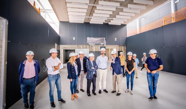 Fernández-Pacheco visita el puerto-ciudad de Roquetas de Mar