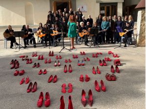 25N: Música, exposición de zapatos y un Banco Rojo, el homenaje de los Centros de la Mujer