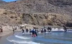 Catorce varones rescatados frente a cabo de Gata tras ser avistados por un mercante