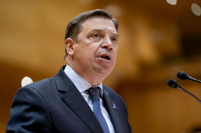 Luis Planas celebra el “salto muy importante” para la flota de Almería con 143 días de pesca en el Mediterráneo