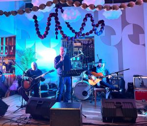 Almería rinde homenaje a The Beatles en el tradicional festival de Navidad