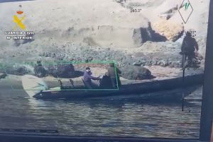 Alarma en Almería por una narcolancha abandonada con armas en Níjar