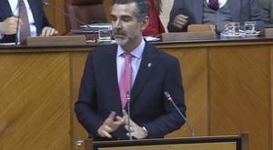 Fernández-Pacheco ironiza con el hotel del Algarrobico y las promesas de Montero