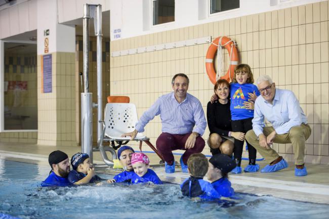 Más de 60 niños con autismo practican natación adaptada en la piscina del Pabellón Jairo Ruiz
