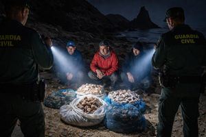 Tres vecinos de Murcia investigados por pesca furtiva masiva en el Cabo de Gata