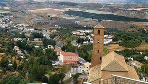 Cuatro heridos en un aparatoso accidente en Alcóntar tras salirse su vehículo de la calzada