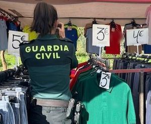 Golpe al comercio ilegal en el mercadillo de Berja con la intervención de 300 prendas falsas