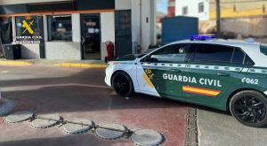 Persecución extrema en Almería: un reincidente acaba empotrado contra una vivienda en Balerma