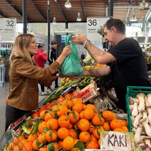 Una mujer herida tras un percance en las escaleras del Mercado Central de Almería