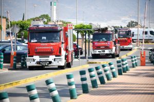 Aparatoso vuelco en la rotonda de Aguadulce con dos heridos atrapados