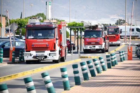 Aparatoso vuelco en la rotonda de Aguadulce con dos heridos atrapados