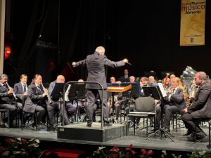 Los solistas de la Banda Municipal de Almería toman el escenario del Teatro Apolo